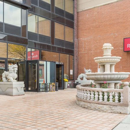 Отель Ramada By Wyndham Flushing Queens Нью-Йорк Экстерьер фото